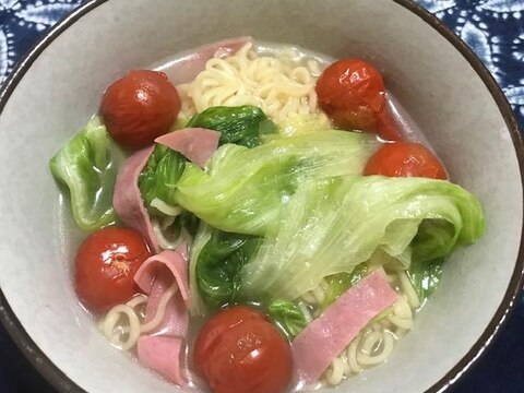 プチトマトとレタスとハムの塩ラーメン